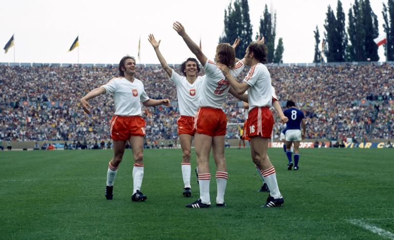 Bildnummer: 10216270 Datum: 23.06.1974 Copyright: imago/Pressefoto Baumann..Polen - Italien 2:1 - Jubel Polen, v.li.: Zygmunt Maszczyk, Henryk Kasperczak, Torschütze Andrzej Szarmach und Grzegorz Lato; reg130404 Fussball Herren Nationalteam Länderspiel WM 1974 ysf Stuttgart quer Aufmacher....Image number 10216270 date 23 06 1974 Copyright imago Baumann Poland Italy 2 1 cheering Poland v left Zygmunt Maszczyk Henryk Kasperczak Scorer Andrzej Szarmach and Grzegorz Lato Football men National team international match World Cup 1974 YSF Stuttgart horizontal Highlight