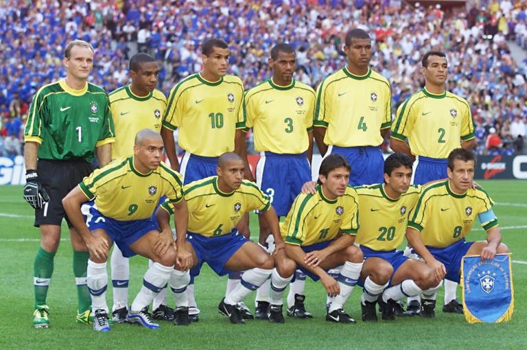 Brazilian players pose for the official team picture, 12 July at the Stade de France in Saint-Denis, before their 1998 World Cup final match against Brazil. (From top left: Claudio Taffarel, Cesar Sampaio, Rivaldo, Aldair, Junior Baiano, Cafu; bottom left, Ronaldo, Roberto Carlos, Leonardo, Bebeto, Dunga).(ELECTRONIC IMAGE)      AFP PHOTO PEDRO UGARTE        (Photo credit should read PEDRO UGARTE/AFP via Getty Images)