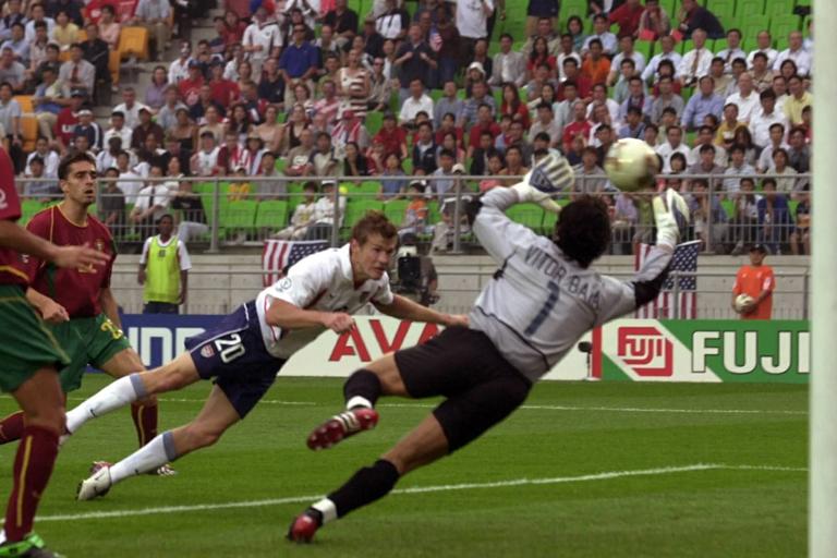 Bildnummer: 01022868  Datum: 05.06.2002  Copyright: imago/Sven Simon
Brian McBride (USA, li.) mit einem Kopfball gegen Torwart Baia (Portugal); Nationaltrikot, USA - Portugal 3:2, Mc Bride, MacBride, Mac, Vdig, quer, Zweikampf, Duell, Ball, fallen, synchron, Synchronit&auml;t Weltmeisterschaft 2002, L&auml;nderspiel, Gruppenspiel, Gruppe D, Nationalmannschaft, Nationalteam Suwon Dynamik,  Fu&szlig;ball WM Herren Mannschaft Gruppenbild Aktion Personen