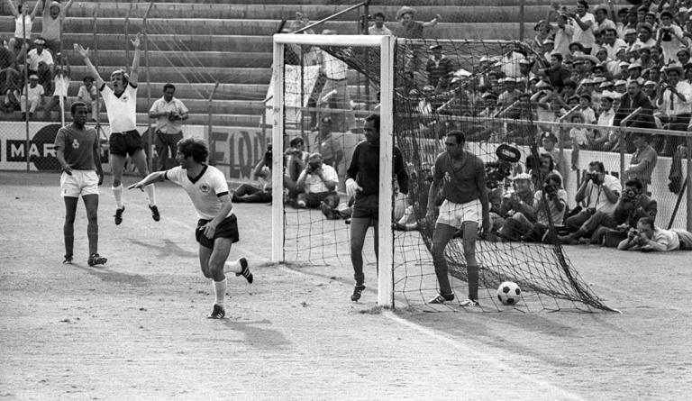 Bildnummer: 07981267 Datum: 03.06.1970 Copyright: imago/Ferdi Hartung..Weltmeisterschaft 1970 in Leon - Finalrunde - BR Deutschland (BRD) - Marokko 2:1 - Gerd Müller (vorn) und Hannes Löhr (beide BRD) jubeln über das 2:1 gegen Mohamed Abdallah Lamrani (li.), Torwart Allal Ben Kassou (2.v.re.) und Kacem Slimani (alle Marokko); 1004B Fussball Herren WM 1970 Nationalteam Länderspiel sw vneg xmk 1970 quer Aufmacher Jubel Freude enttäuscht Freud und Leid Hannes Aktion....Image number 07981267 date 03 06 1970 Copyright imago Ferdi Hartung World Cup 1970 in Leon Final Round BR Germany Germany Morocco 2 1 Gerd Mueller front and Hannes Löhr both Germany cheer above the 2 1 against Mohamed Abdallah Lamrani left Goalkeeper Allal Ben Kassou 2 v right and Kacem Slimani all Morocco 1004B Football men World Cup 1970 National team international match SW Vneg xmk 1970 horizontal Highlight cheering happiness disappointed Freud and Suffering Hannes Action shot