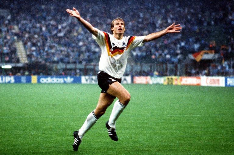 Bildnummer: 01032997 Datum: 15.06.1990 Copyright: imago/Sven Simon..Jürgen Klinsmann (Deutschland) - Torjubel; Nationaltrikot, quer, Jubel, jubeln, Regen, Regenspiel, wings Weltmeisterschaft 1990, Länderspiel, Gruppenspiel, Gruppe D, Nationalmannschaft, Nationalteam, Vdia Mailand Freude, Fußball WM Herren Mannschaft Einzelbild optimistisch Aktion Personen