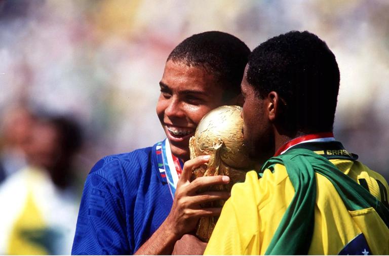 UNITED STATES - JULY 17: FUSSBALL: WORLD CUP 1994 USA Los Angeles 17.07.94, FINALE BRA- ITA 3:2 n.E. BRASILIEN FUSSBALLWELTMEISTER 1994, RONALDO und VIOLA/BRA mit WM Pokal (WM Cup) (Photo by Henri Szwarc/Bongarts/Getty Images)