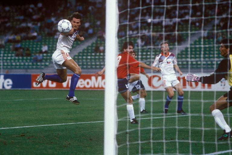 Bildnummer: 01781585 Datum: 23.06.1990 Copyright: imago/Sven Simon..Tomas Skuhravy (li., CSFR) erzielt das 1:0, German Chavarria (Mitte) und Torwart Hermidio Barrantes (beide Costa Rica) schauen nur zu; Tschechoslowakei - Costa Rica 4:1, CSSR, Vdia, Thomas, quer, Ball, Tor, Treffer, Gegentor Weltmeisterschaft 1990, Länderspiel, Nationalmannschaft, Nationalteam, Nationaltrikot, Achtelfinale Bari Fußball WM Herren Mannschaft Gruppenbild Aktion Personen